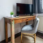 Apartamento Backstein Mit Zentraler Lage Im Gruenen Kostenfreien Parkplaetzen Und 8 E - Ladestationen