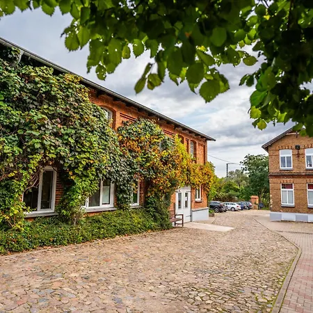 Backstein Mit Zentraler Lage Im Grünen Kostenfreien Parkplätzen Und 8 E - Ladestationen * Schwerin (Mecklenburg-Vorpommern)