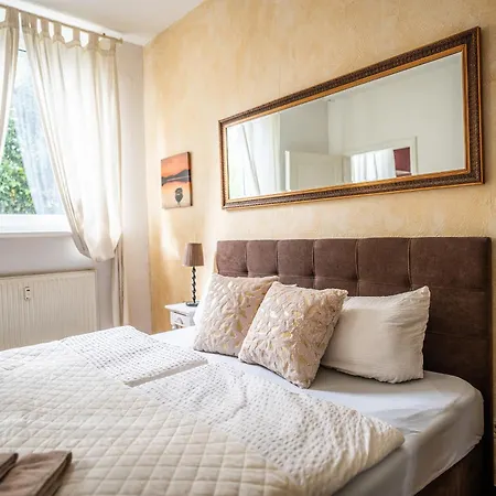 Backstein Mit Zentraler Lage Im Grünen Kostenfreien Parkplätzen Und 8 E - Ladestationen Apartment