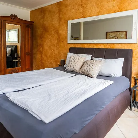 Backstein Mit Zentraler Lage Im Grünen Kostenfreien Parkplätzen Und 8 E - Ladestationen Apartment *