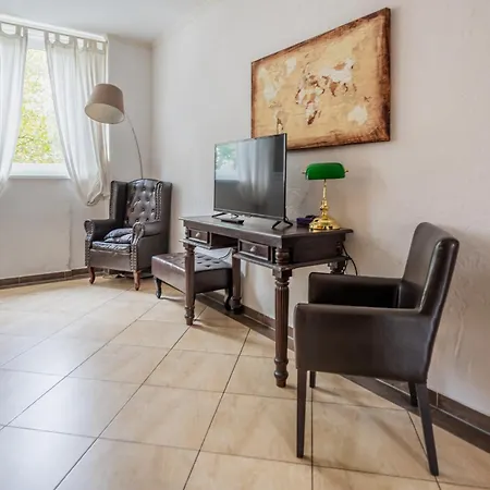 Backstein Mit Zentraler Lage Im Grünen Kostenfreien Parkplätzen Und 8 E - Ladestationen Apartment