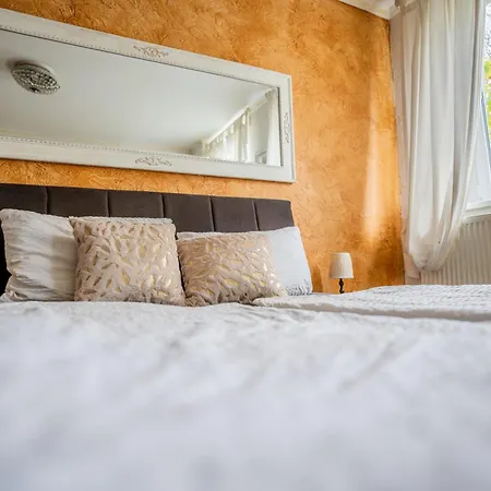 Apartment Backstein Mit Zentraler Lage Im Grünen Kostenfreien Parkplätzen Und 8 E - Ladestationen