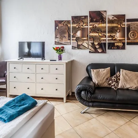 Backstein Mit Zentraler Lage Im Grünen Kostenfreien Parkplätzen Und 8 E - Ladestationen Apartment Schwerin (Mecklenburg-Vorpommern)