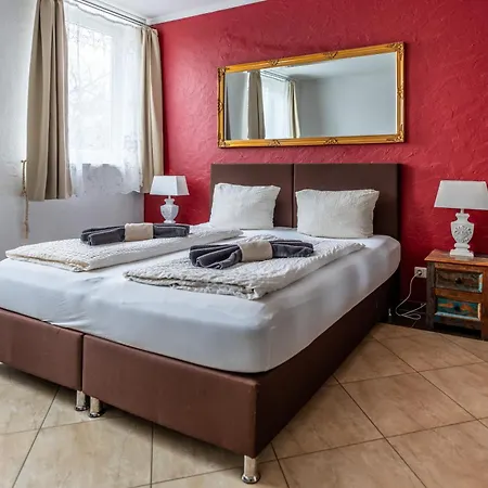 Backstein Mit Zentraler Lage Im Grünen Kostenfreien Parkplätzen Und 8 E - Ladestationen Apartment