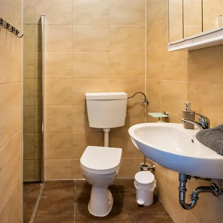 Backstein Mit Zentraler Lage Im Grünen Kostenfreien Parkplätzen Und 8 E - Ladestationen Apartment *