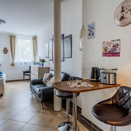 Apartment Backstein Mit Zentraler Lage Im Grünen Kostenfreien Parkplätzen Und 8 E - Ladestationen *