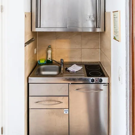 Backstein Mit Zentraler Lage Im Grünen Kostenfreien Parkplätzen Und 8 E - Ladestationen Apartment