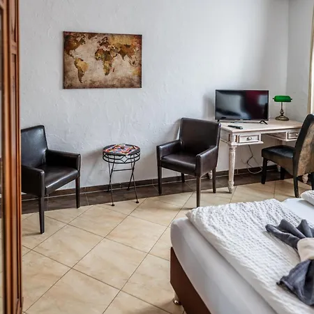 Backstein Mit Zentraler Lage Im Grünen Kostenfreien Parkplätzen Und 8 E - Ladestationen Apartment *