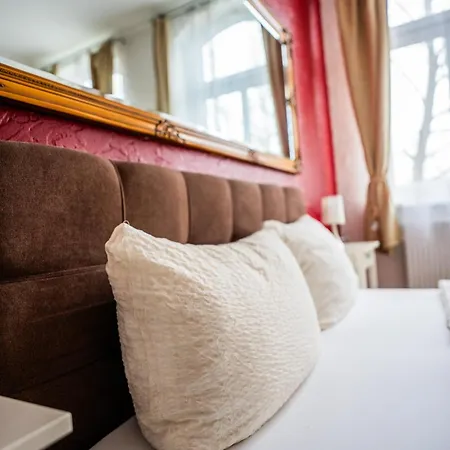 Apartment Backstein Mit Zentraler Lage Im Grünen Kostenfreien Parkplätzen Und 8 E - Ladestationen *