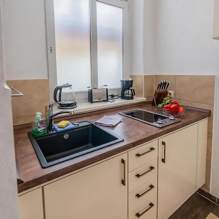Backstein Mit Zentraler Lage Im Grünen Kostenfreien Parkplätzen Und 8 E - Ladestationen Apartment
