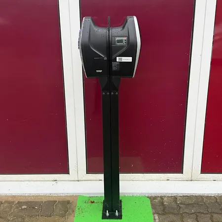 Backstein Mit Zentraler Lage Im Grünen Kostenfreien Parkplätzen Und 8 E - Ladestationen Apartment *
